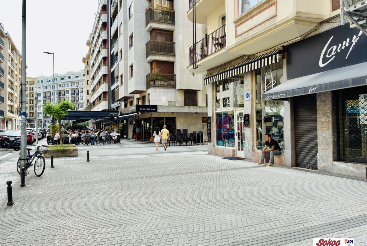 LOCAL COMERCIAL EN PRIMERA ZONA DE GROS. IDEAL AUTONOMOS E INVERSORES.