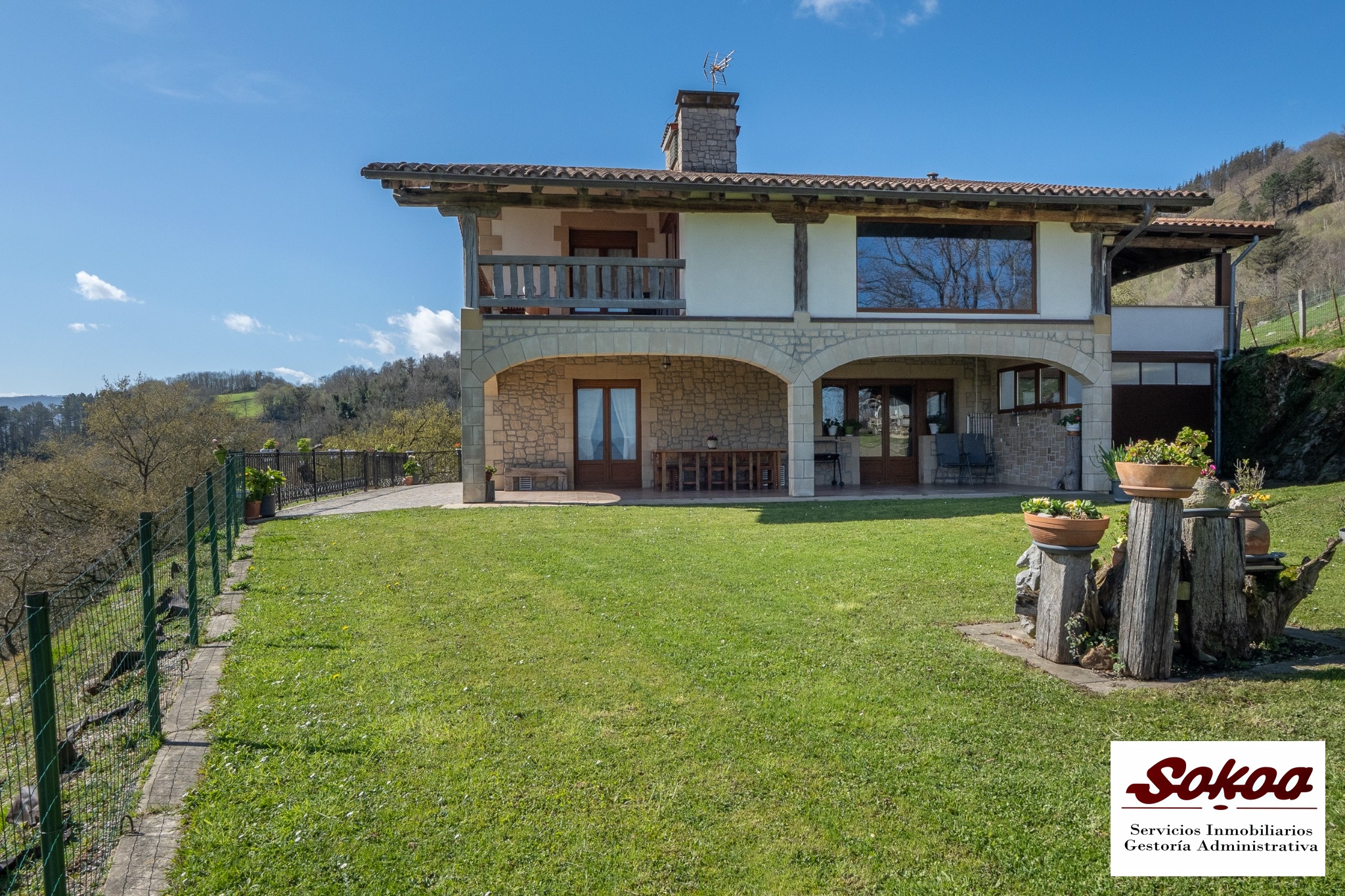 VILLA EN URNIETA CON DOS VIVIENDAS INDEPENDIENTES.