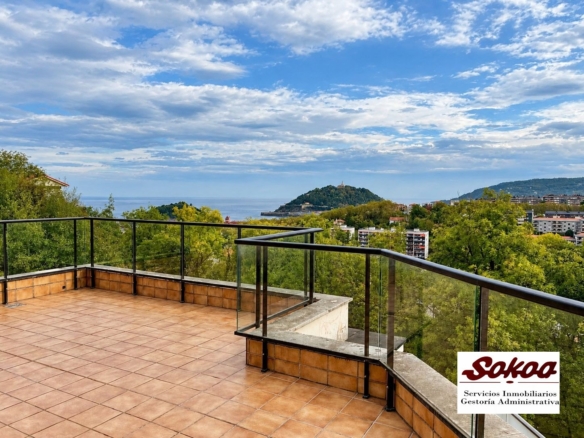 DUPLEX EN MANUEL VAZQUEZ MONTALBAN – AIETE