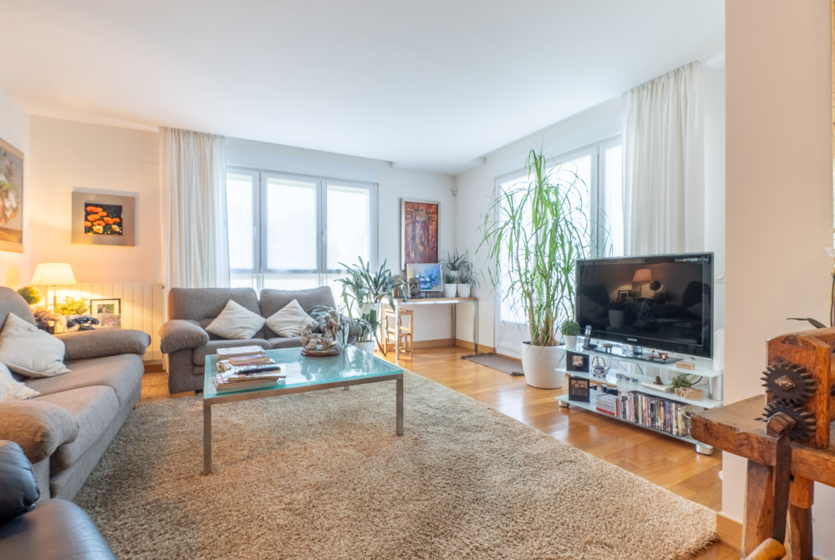 DUPLEX EN MANUEL VAZQUEZ MONTALBAN – AIETE