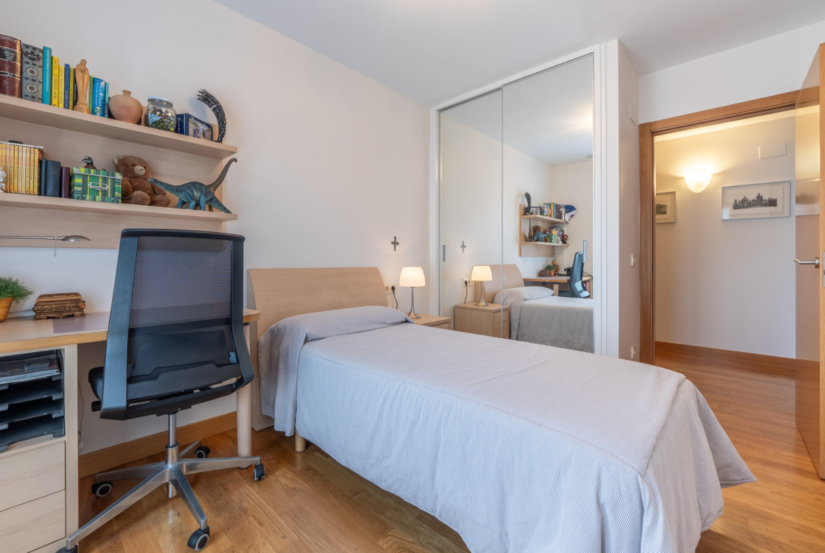 DUPLEX EN MANUEL VAZQUEZ MONTALBAN – AIETE