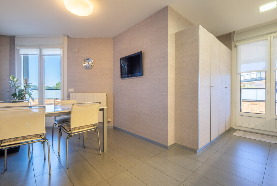 DUPLEX EN MANUEL VAZQUEZ MONTALBAN – AIETE