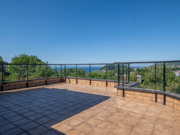 DUPLEX EN MANUEL VAZQUEZ MONTALBAN – AIETE